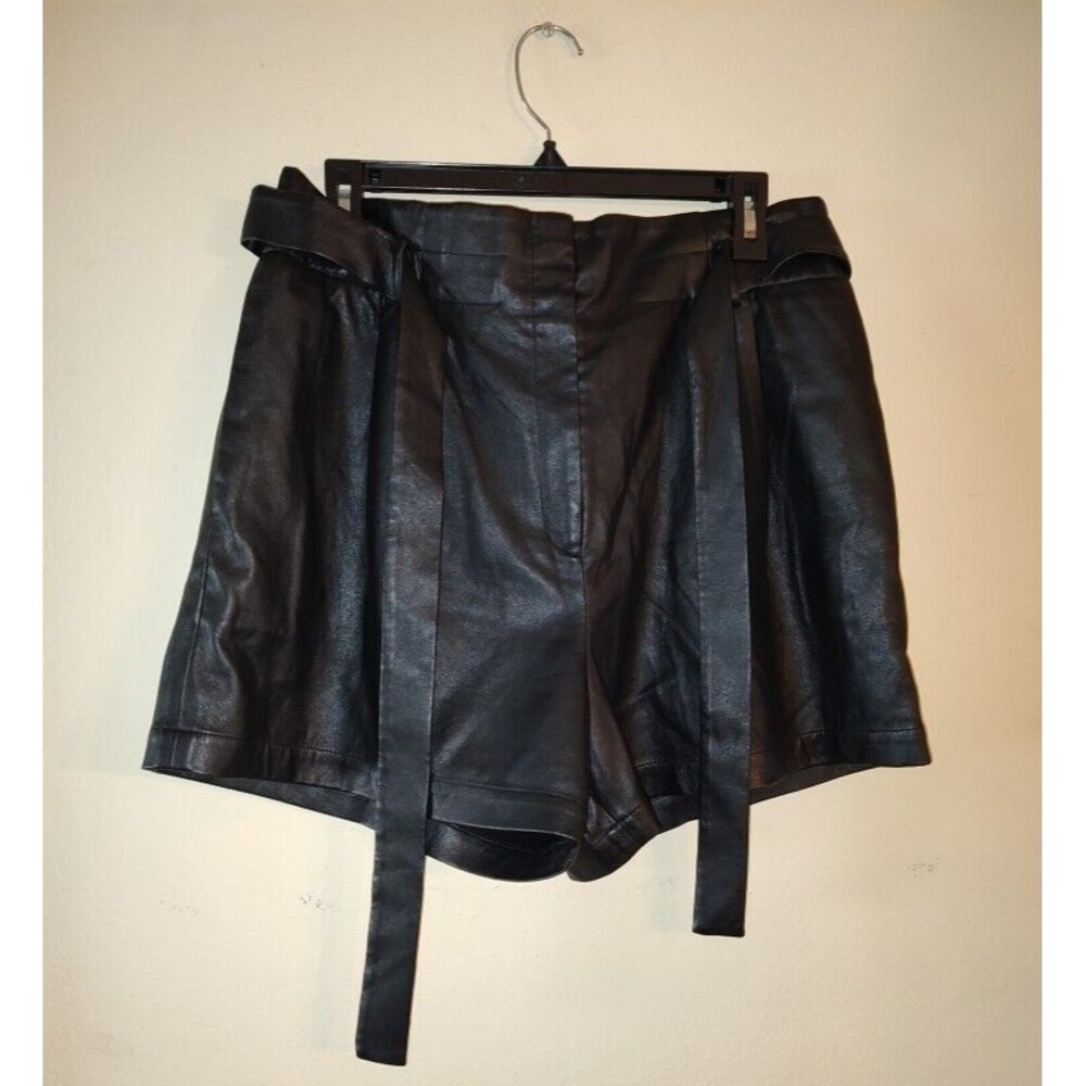 Nice BCBGMAXAZRIA Women Faux Smooth Leather Black Belted Shorts Size L